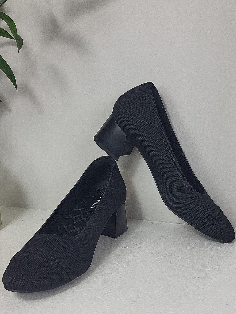 Vivaia Women's black 2 Inch Block Heel Shoes . Size 7